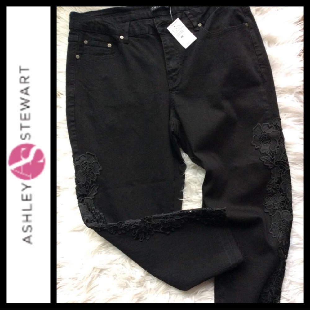 NWT Ashley Stewart Lace Appliqué Crop Jean